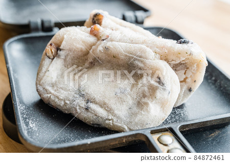 麻糬用熱三明治機烤製 麻糬用熱三明治機烤製 84872461