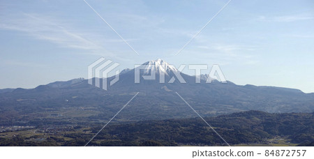 Hakufuji Daisen in late autumn as seen from Mt.Mozuka in Nanbu Town, Tottori Prefecture Hakufuji Daisen in late autumn as seen from Mt.Mozuka in Nanbu Town, Tottori Prefecture 84872757