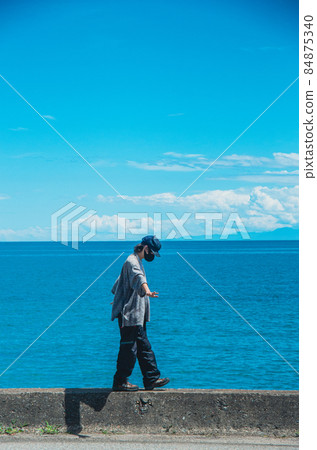走在海和堤防上的一個人 走在海和堤防上的一個人 84875340
