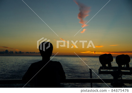 從船上看日出的人的剪影 從船上看日出的人的剪影 84875476