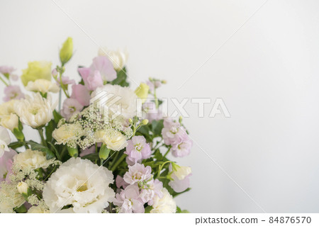 Pale flower arrangement 84876570
