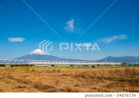 東海道新幹線以富士山為背景穿過富士川大橋 84876739