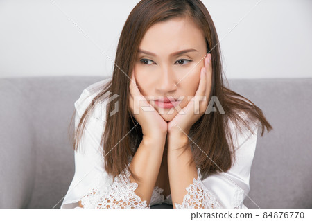 Woman thinking 84876770