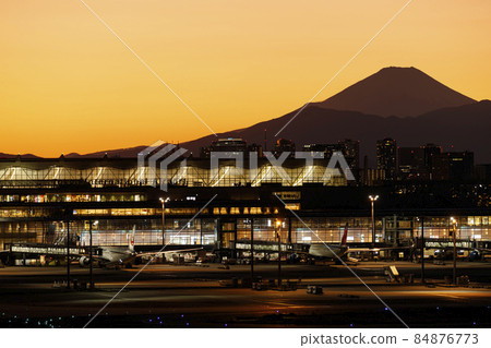 羽田機場和富士山的剪影 84876773