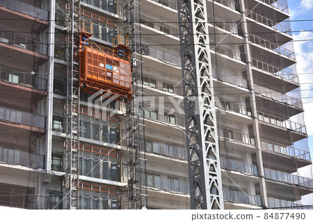 新建的高層公寓配有施工電梯以提高效率 新建的高層公寓配有施工電梯以提高效率 84877490