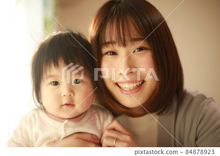 Smile parent and child 84878923