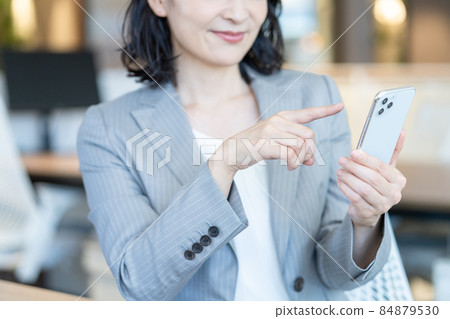 Click on your smartphone Close up square Shooting cooperation: WEEK Shibadaimon (Sun Frontier Fudousan) 84879530