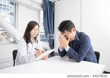 一位男性患者的醫學圖像,一位女性醫生正在諮詢醫療狀況 一位男性患者的醫學圖像,一位女性醫生正在諮詢醫療狀況 84879692