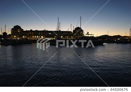 Cairns Harbor 84880676