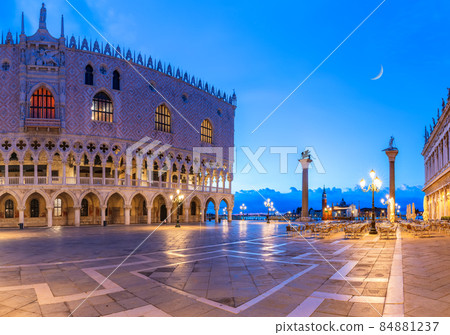 Doge's Palace in Venice, beautiful twilight view, Italy Doge's Palace in Venice, beautiful twilight view, Italy 84881237