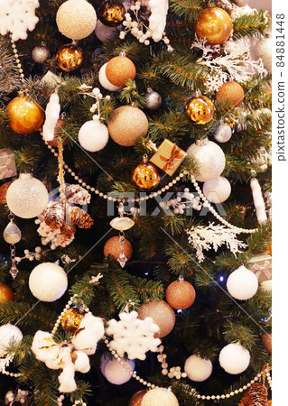 decorated xmas tree Christmas background 84881448