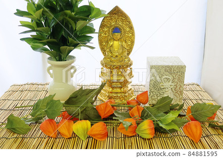 An urn enshrined on the altar of Obon and a Buddha statue of Buddha 84881595