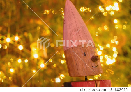 以照明為背景的微笑娃娃 以照明為背景的微笑娃娃 84882011