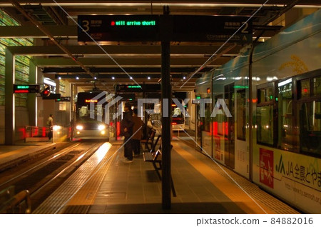 等待電車的人們 等待電車的人們 84882016