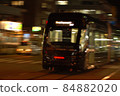 夜間穿過城市的有軌電車 84882020