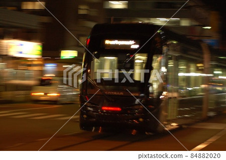 夜間穿過城市的有軌電車 夜間穿過城市的有軌電車 84882020
