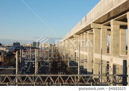 向城市延伸的鐵軌 向城市延伸的鐵軌 84882025