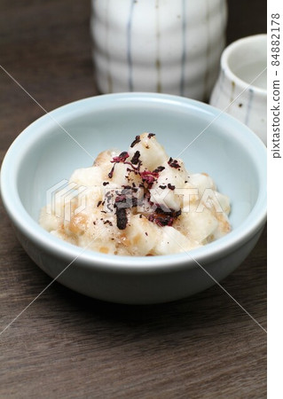 配上手工製作的 yukari 配長島梅肉、日本酒 配上手工製作的 yukari 配長島梅肉、日本酒 84882178