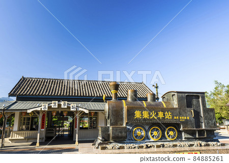 The wooden building view of Jiji railway station in Nantou, Taiwan. It is a famous tourist attraction in Nantou County. 84885261