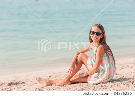 Adorable little girl have fun at tropical beach during vacation 84886220
