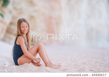 Adorable little girl have fun at tropical beach during vacation 84886617