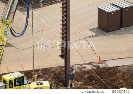 在建築工地打樁工作 在建築工地打樁工作 84887491