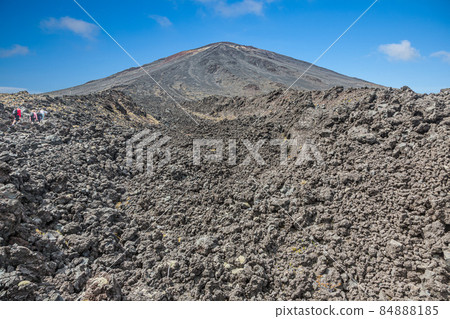 Panoramic picture of Mount Ngauruhoe in the Tongariro National Park on northern island of New Zealand in summer 84888185