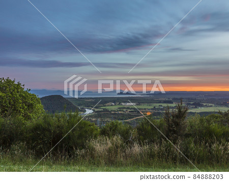 Panoramic view on Lake Taupo in New Zealand during evening afterglow Panoramic view on Lake Taupo in New Zealand during evening afterglow 84888203