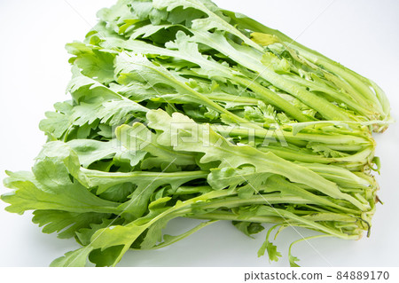 Crown daisy (Kikuna). Crown daisy (Kikuna). 84889170