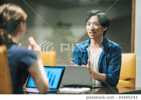 Business person having a meeting in the office Photo cooperation: WEEK Shibadaimon (Sun Frontier Fudousan) Business person having a meeting in the office Photo cooperation: WEEK Shibadaimon (Sun Frontier Fudousan) 84890243