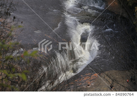 Fukiwari Waterfall Autumn leaves Fukiwari Waterfall Autumn leaves 84890764