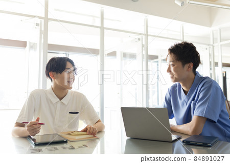 Medical staff to have a meeting Medical staff to have a meeting 84891027