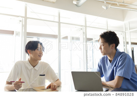 Medical staff to have a meeting Medical staff to have a meeting 84891028