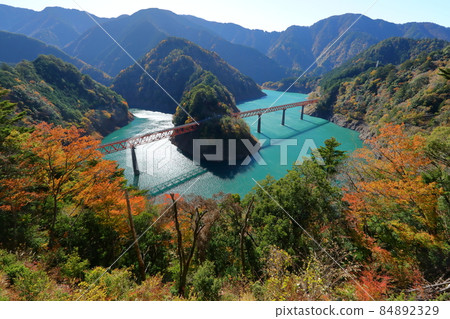 靜岡縣灰原郡川本町半島上的奧王湖站、奧王湖站和奧王湖彩虹橋 84892329