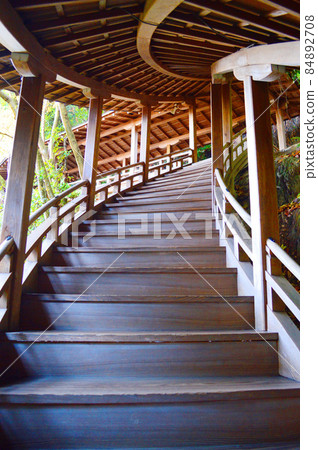 The Wolong corridor of Eikando, Kyoto, a famous place for autumn leaves, is mysterious and interesting. The Wolong corridor of Eikando, Kyoto, a famous place for autumn leaves, is mysterious and interesting. 84892708