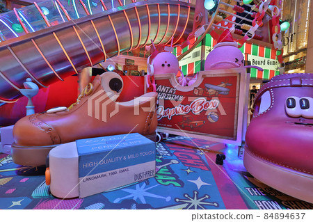 Christmas decorations at the Landmark shopping mall in Hong Kong. 8 Dec 2021 Christmas decorations at the Landmark shopping mall in Hong Kong. 8 Dec 2021 84894637