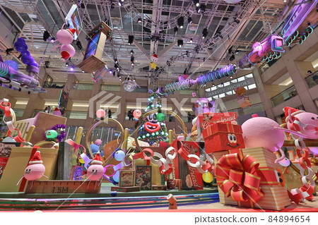 Christmas decorations at the Landmark shopping mall in Hong Kong. 8 Dec 2021 Christmas decorations at the Landmark shopping mall in Hong Kong. 8 Dec 2021 84894654