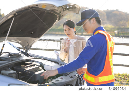 A middle-aged woman who broke down and called for road service 84894984