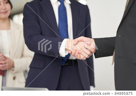 亞洲商務人士握手 亞洲商務人士握手 84895875