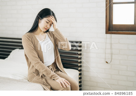 日本婦女在臥室裡頭痛、發燒和感冒 日本婦女在臥室裡頭痛、發燒和感冒 84896185