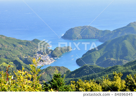 Crossing Mt. Hachiki (viewing Kuki fishing port from the lawn square) [Owase City, Mie Prefecture] 84896845