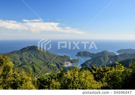 Crossing Mt. Hachiki (viewing Kuki fishing port from the lawn square) [Owase City, Mie Prefecture] 84896847