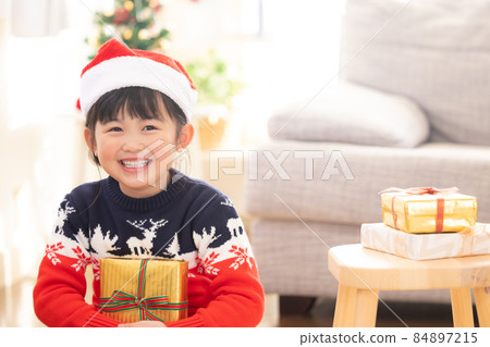 收到聖誕禮物會微笑的女孩 收到聖誕禮物會微笑的女孩 84897215