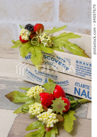Flowers, artificial flowers, strawberry, strawberry, wooden box, box, leaf, green, craft, miscellaneous goods, craft parts Flowers, artificial flowers, strawberry, strawberry, wooden box, box, leaf, green, craft, miscellaneous goods, craft parts 84897679
