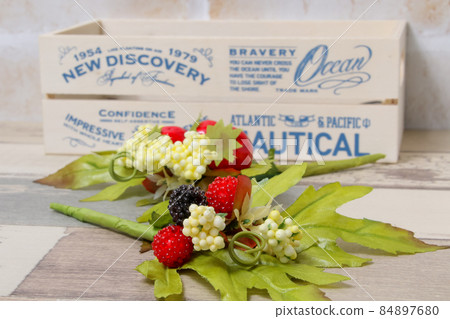 Flowers, artificial flowers, strawberry, strawberry, wooden box, box, leaf, green, craft, miscellaneous goods, craft parts Flowers, artificial flowers, strawberry, strawberry, wooden box, box, leaf, green, craft, miscellaneous goods, craft parts 84897680