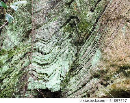 Heavy box rock in the Yamanaka Valley Kurogimachi Koya, Yame City, Fukuoka Prefecture Heavy box rock in the Yamanaka Valley Kurogimachi Koya, Yame City, Fukuoka Prefecture 84897737