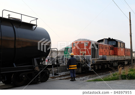 連接過程中的貨運列車 連接過程中的貨運列車 84897955