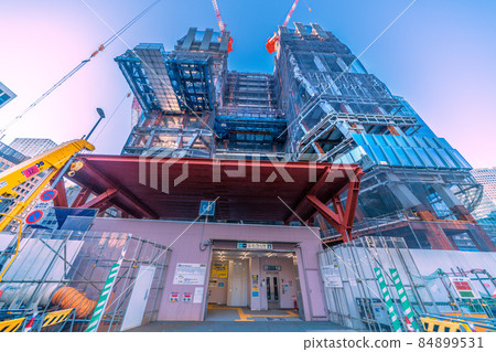 日本東京城市景觀，如虎之門山站和立式鋼架 84899531