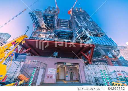 日本東京城市景觀，如虎之門山站和立式鋼架 84899532
