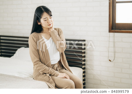 Female in the bedroom (neck) Female in the bedroom (neck) 84899579